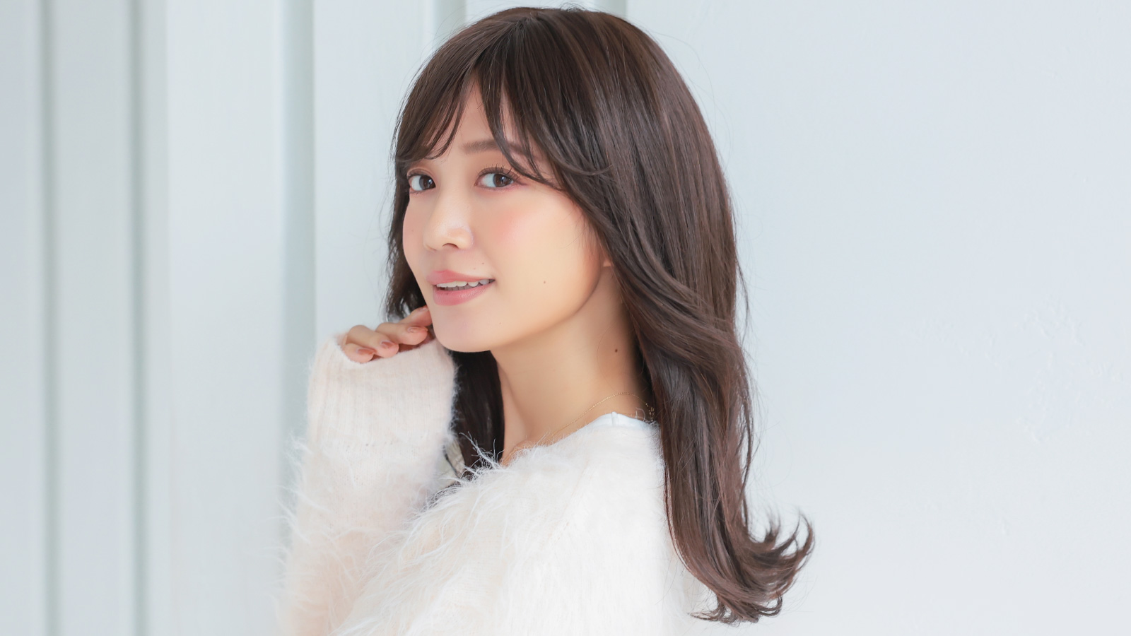 自然なウィッグを試着している女性