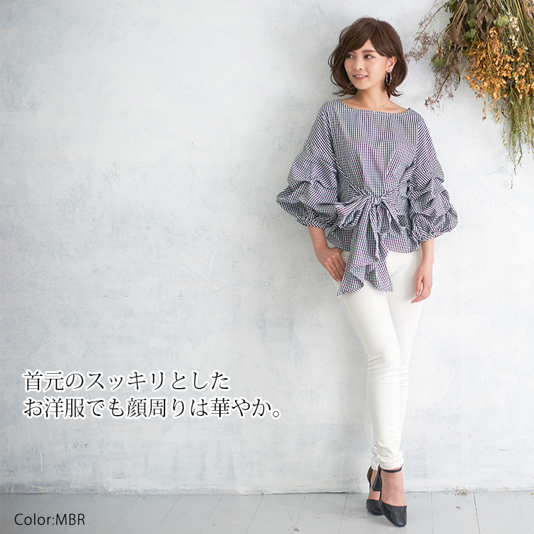 首元のスッキリとしたお洋服でも顔周りは華やかな医療用ウィッグ