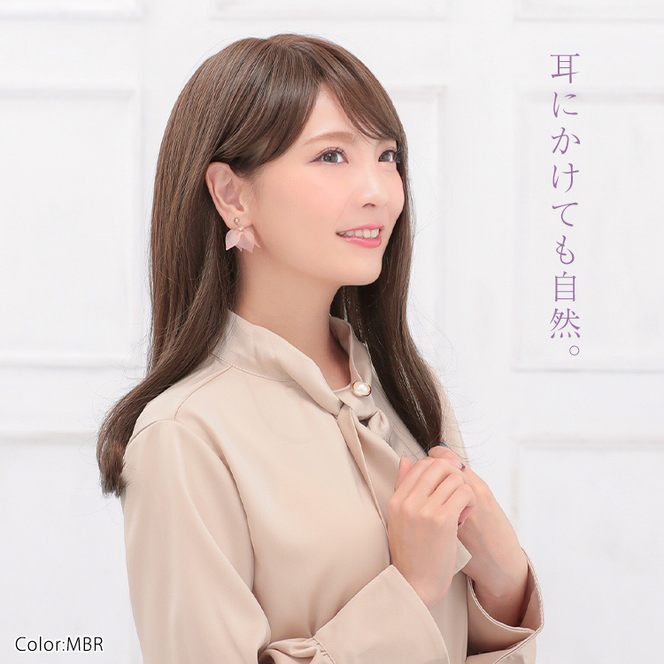 耳掛けもよく似合うヘアスタイルです。サイドの髪を耳にかけ、大人の色気を演出できます。