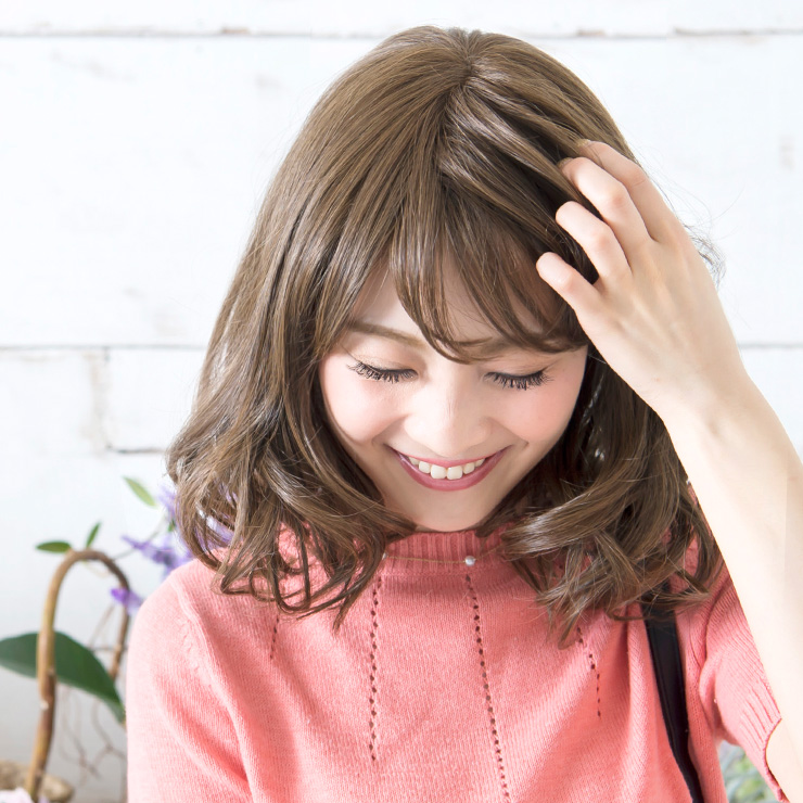 少しグレーがかかったブラウンで、人気のアッシュ系カラーです。本アイテムのカラバリの中では明るい方に入る色で、光に当たると黄系の色みが出ます。