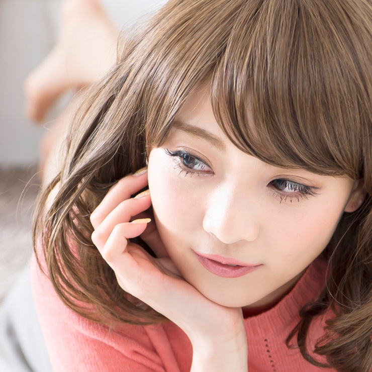 少しグレーがかかったブラウンで、人気のアッシュ系カラーです。本アイテムのカラバリの中では明るい方に入る色で、光に当たると黄系の色みが出ます。