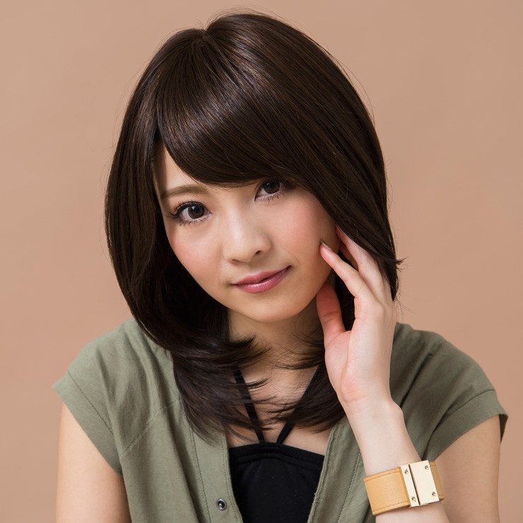 地毛を少し明るくしたような赤みのある毛が混じった焦げ茶色のCBK(ショコラブラック)。アクアドール ヴィーナスシリーズで二番目に暗いカラーです。暗いところだと黒髪に見えるけれど、光が当たると、ブレンドされた赤みのファイバーがほどよい明るさ。
