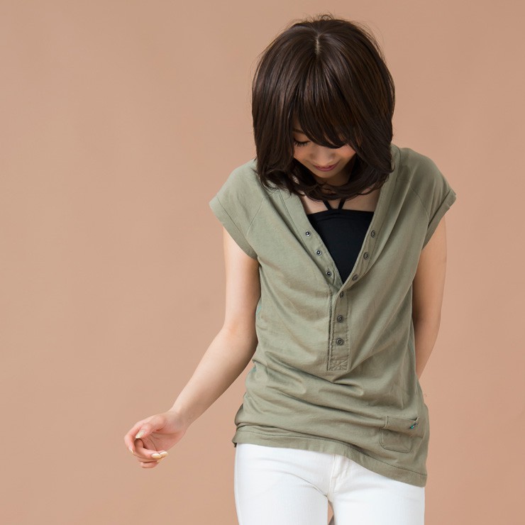 地毛を少し明るくしたような赤みのある毛が混じった焦げ茶色のCBK(ショコラブラック)。アクアドール ヴィーナスシリーズで二番目に暗いカラーです。暗いところだと黒髪に見えるけれど、光が当たると、ブレンドされた赤みのファイバーがほどよい明るさ。