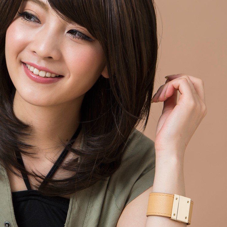 地毛を少し明るくしたような赤みのある毛が混じった焦げ茶色のCBK(ショコラブラック)。アクアドール ヴィーナスシリーズで二番目に暗いカラーです。暗いところだと黒髪に見えるけれど、光が当たると、ブレンドされた赤みのファイバーがほどよい明るさ。
