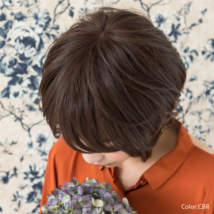 こちらの医療用ウィッグは束植え製法のおかげで、見た目よりも着用感は軽く、着けていてとても楽なんです。