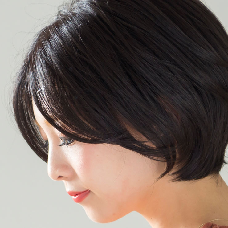 凛とした強さを感じさせるNBK(ナチュラルブラック)。アクアドール ヴィーナスシリーズで最も暗いカラーで、真っ黒が欲しいという方にはこちらがおすすめです。