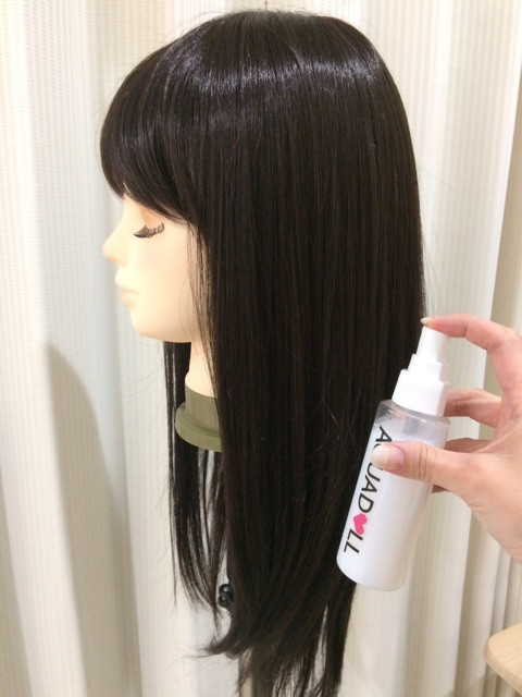 ヘアゴムのみでできるウィッグの簡単ローポニーテールをご紹介