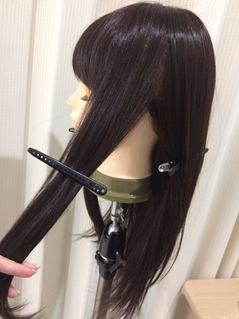 ヘアゴムのみでできるウィッグの簡単ローポニーテールをご紹介