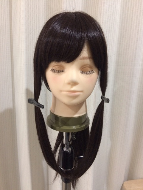 ヘアゴムのみでできるウィッグの簡単ローポニーテールをご紹介