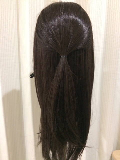 ヘアゴムのみでできるウィッグの簡単ローポニーテールをご紹介