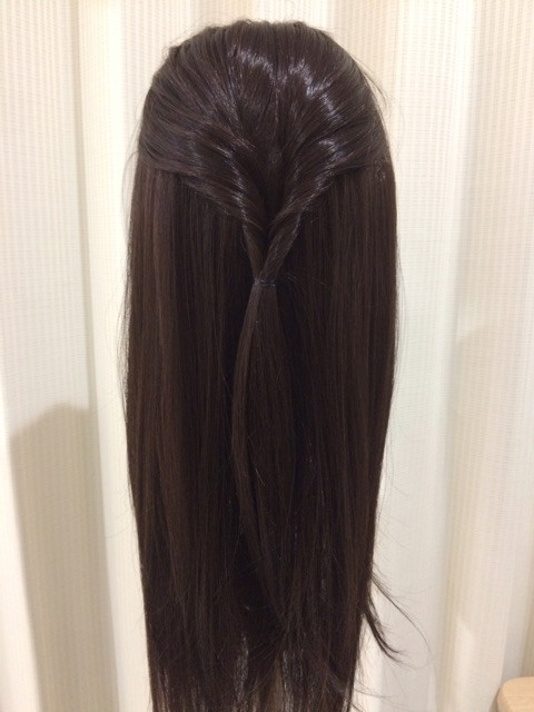 ヘアゴムのみでできるウィッグの簡単ローポニーテールをご紹介