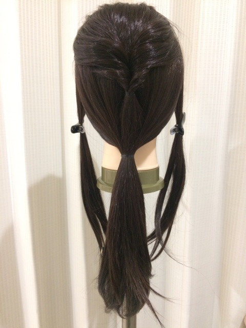 ヘアゴムのみでできるウィッグの簡単ローポニーテールをご紹介