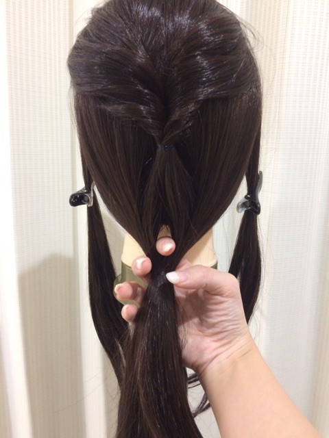 ヘアゴムのみでできるウィッグの簡単ローポニーテールをご紹介