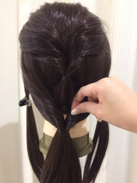 ヘアゴムのみでできるウィッグの簡単ローポニーテールをご紹介