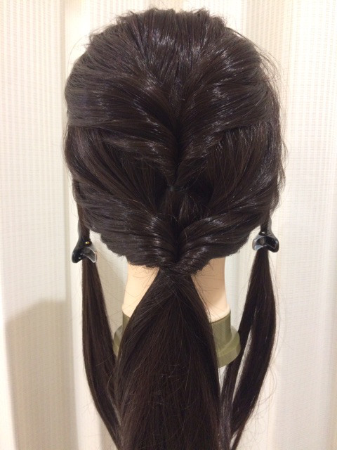 ヘアゴムのみでできるウィッグの簡単ローポニーテールをご紹介