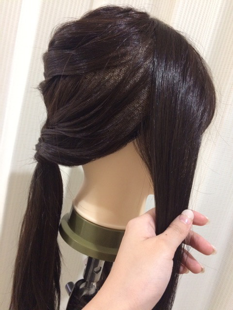 ヘアゴムのみでできるウィッグの簡単ローポニーテールをご紹介