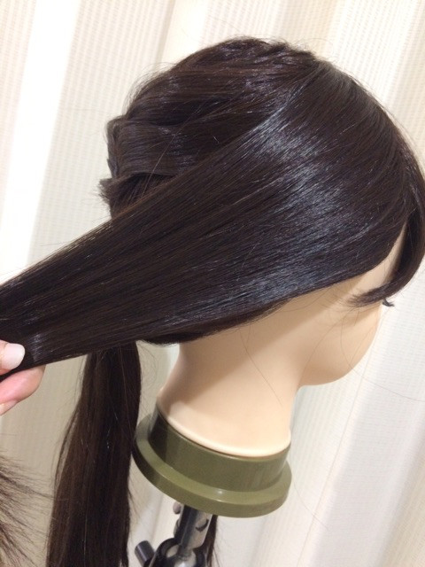ヘアゴムのみでできるウィッグの簡単ローポニーテールをご紹介