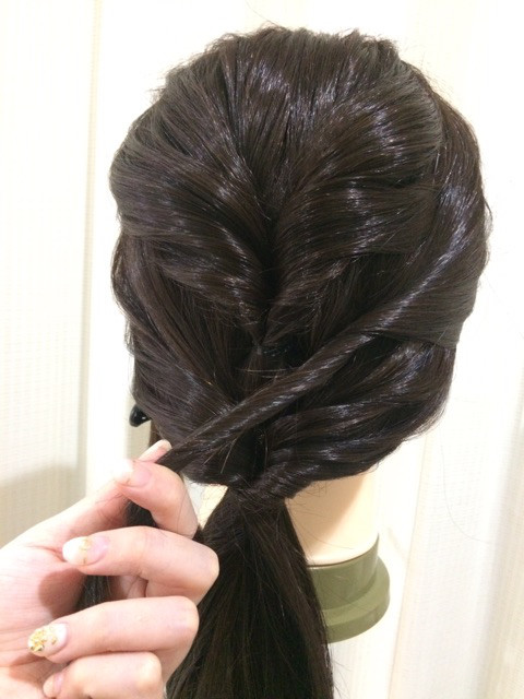 ヘアゴムのみでできるウィッグの簡単ローポニーテールをご紹介