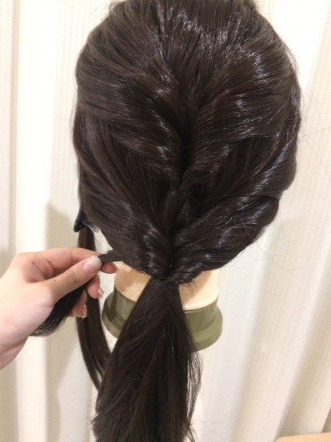ヘアゴムのみでできるウィッグの簡単ローポニーテールをご紹介