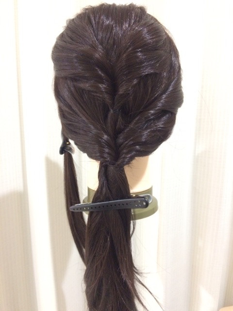 ヘアゴムのみでできるウィッグの簡単ローポニーテールをご紹介