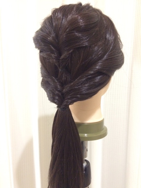 ヘアゴムのみでできるウィッグの簡単ローポニーテールをご紹介