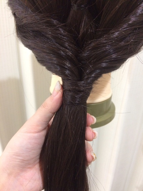 ヘアゴムのみでできるウィッグの簡単ローポニーテールをご紹介