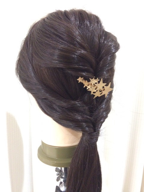 ヘアゴムのみでできるウィッグの簡単ローポニーテールをご紹介