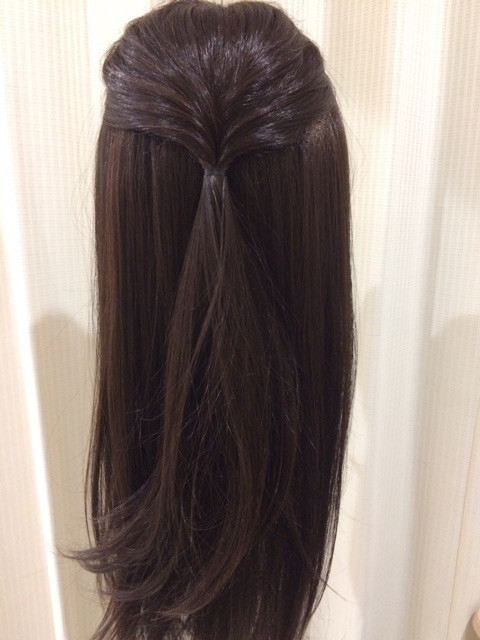 ヘアゴムのみでできるウィッグの簡単ローポニーテールをご紹介