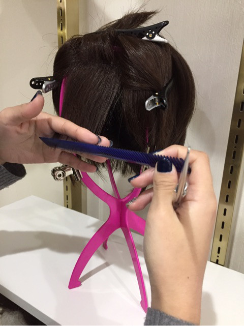カットハサミ、スキハサミを使用したウィッグの前髪カットの方法をご紹介