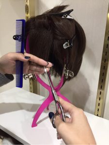 カットハサミ、スキハサミを使用したウィッグの前髪カットの方法をご紹介
