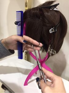 カットハサミ、スキハサミを使用したウィッグの前髪カットの方法をご紹介