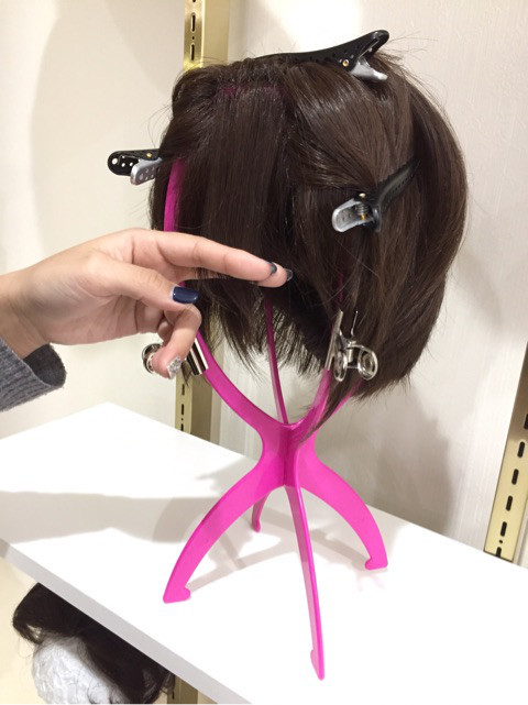 カットハサミ、スキハサミを使用したウィッグの前髪カットの方法をご紹介
