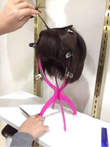 カットハサミ、スキハサミを使用したウィッグの前髪カットの方法をご紹介