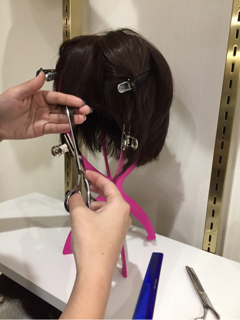 カットハサミ、スキハサミを使用したウィッグの前髪カットの方法をご紹介