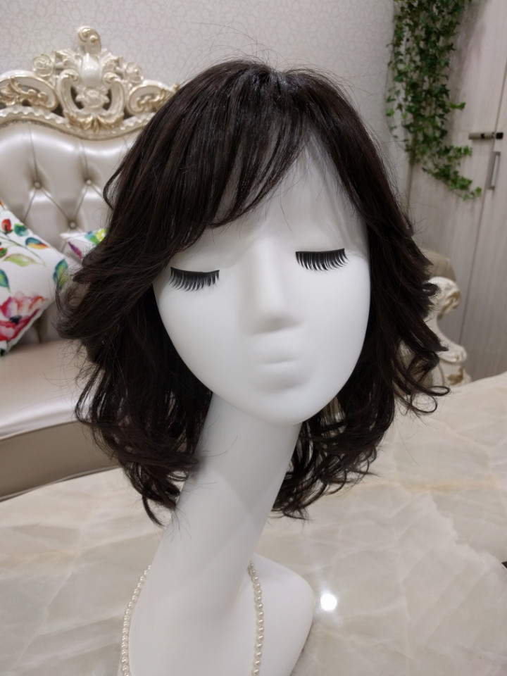 安定のひし形シルエット！ダークカラーのウェーブヘアウィッグで美人にお手軽変身