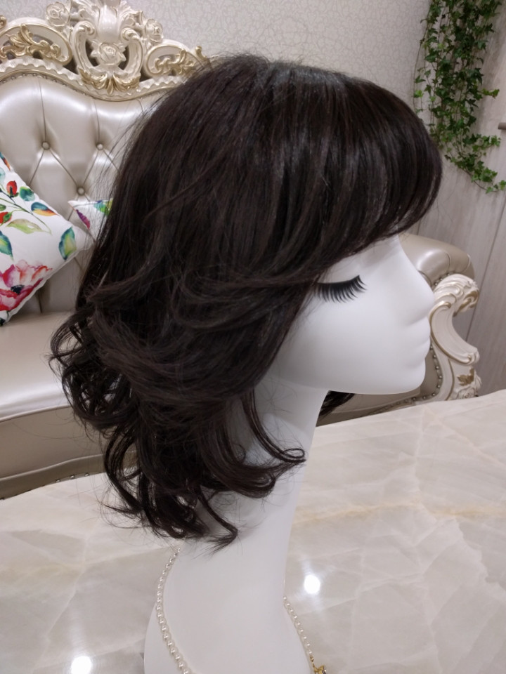 安定のひし形シルエット！ダークカラーのウェーブヘアウィッグで美人にお手軽変身