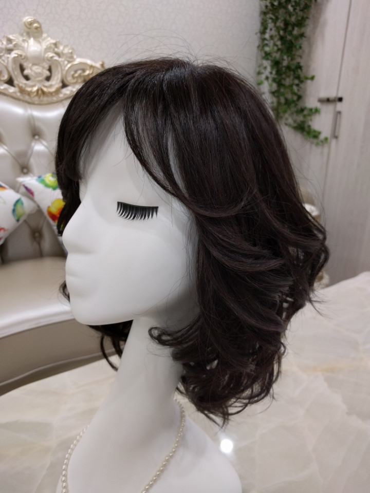 安定のひし形シルエット！ダークカラーのウェーブヘアウィッグで美人にお手軽変身