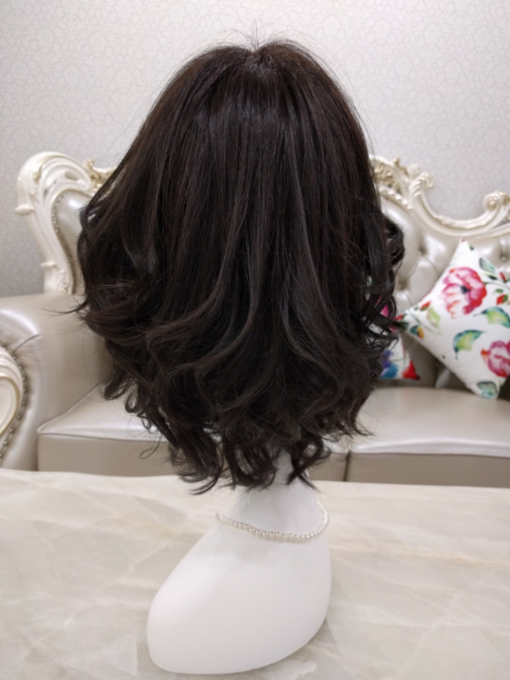 安定のひし形シルエット！ダークカラーのウェーブヘアウィッグで美人にお手軽変身