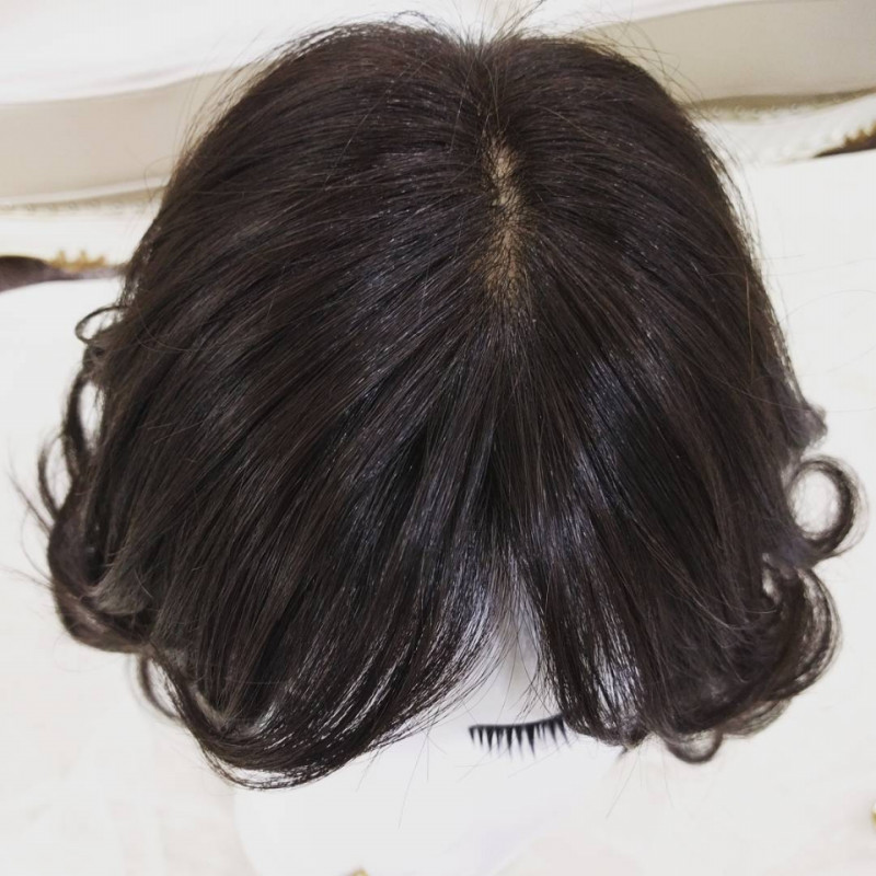 安定のひし形シルエット！ダークカラーのウェーブヘアウィッグで美人にお手軽変身