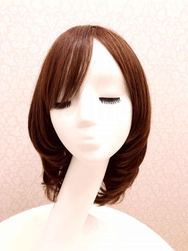 アクアドールウィッグ、毛先軽やか大人かわいいセミロングウィッグ