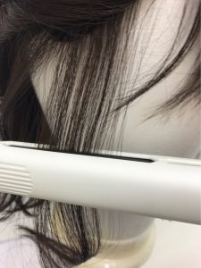 アクアドール東京サロン、ウィッグの縮れにヘアアイロンのご提案