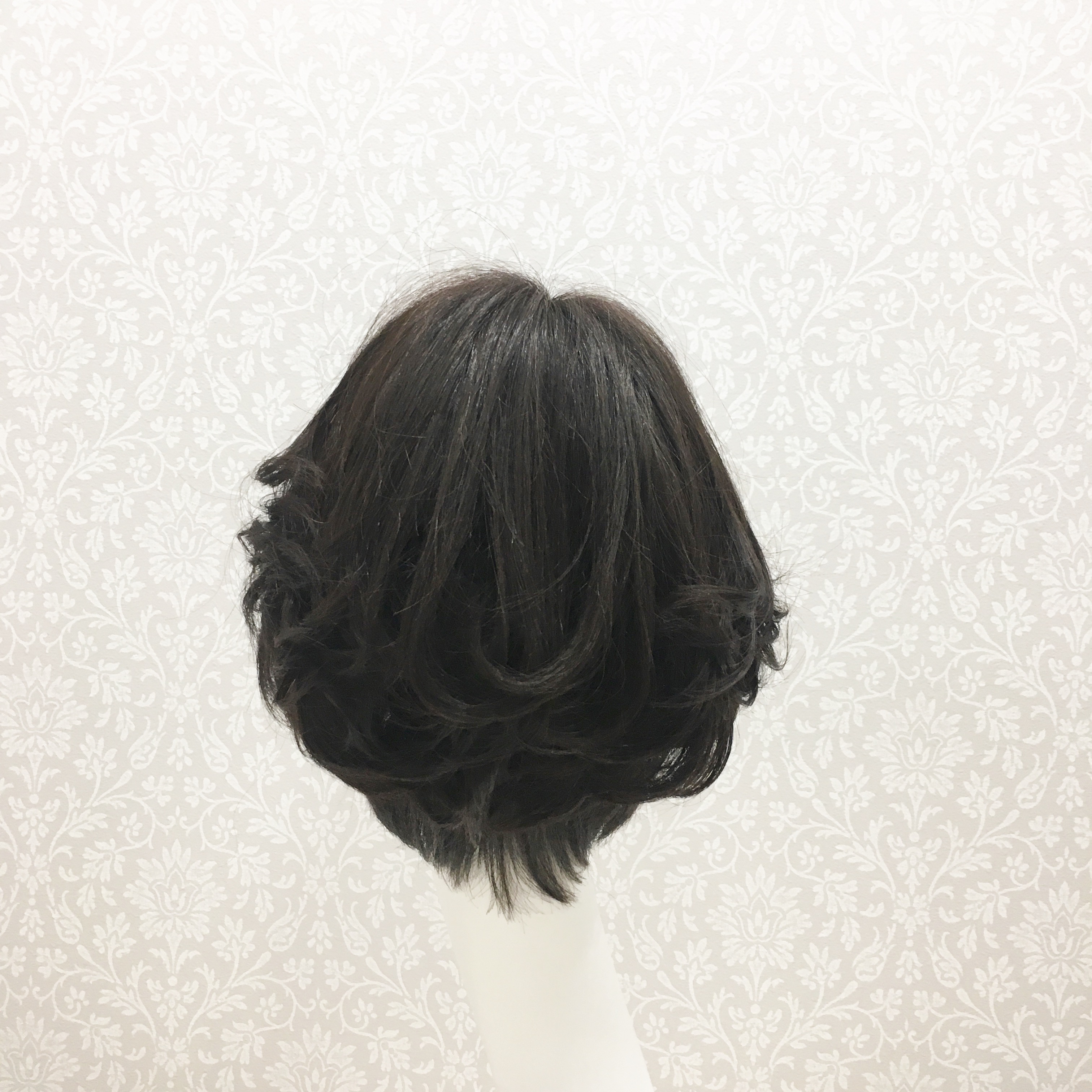 バックも動きのあるカールを入れてます