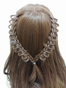 簡単なのに凝った風に見えるウィッグヘアアレンジ やり方をご紹介 梅田サロン公式ブログ 自然なウィッグ エクステの専門店アクアドール公式ブログ
